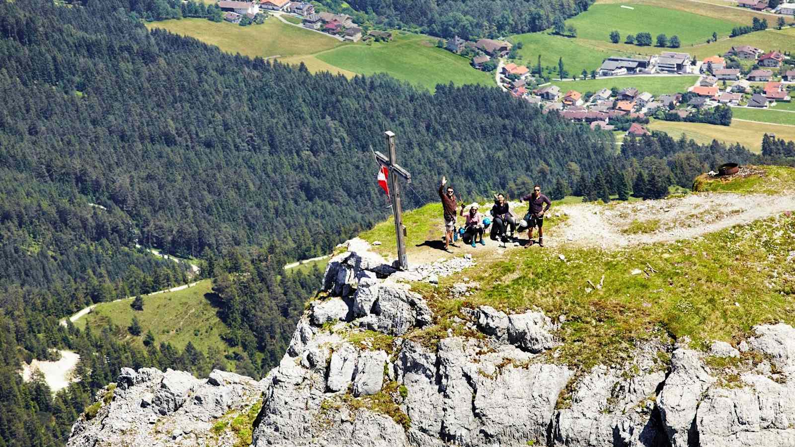 Blick von oben auf eine Gruppe von Wanderern am Gipfel