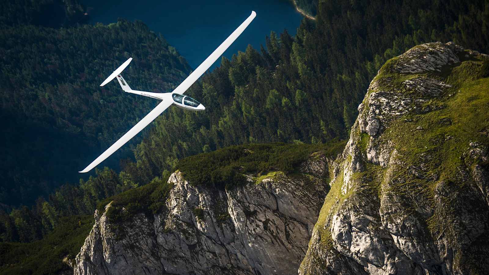 Ein Flugzeug im Bergpanorama.