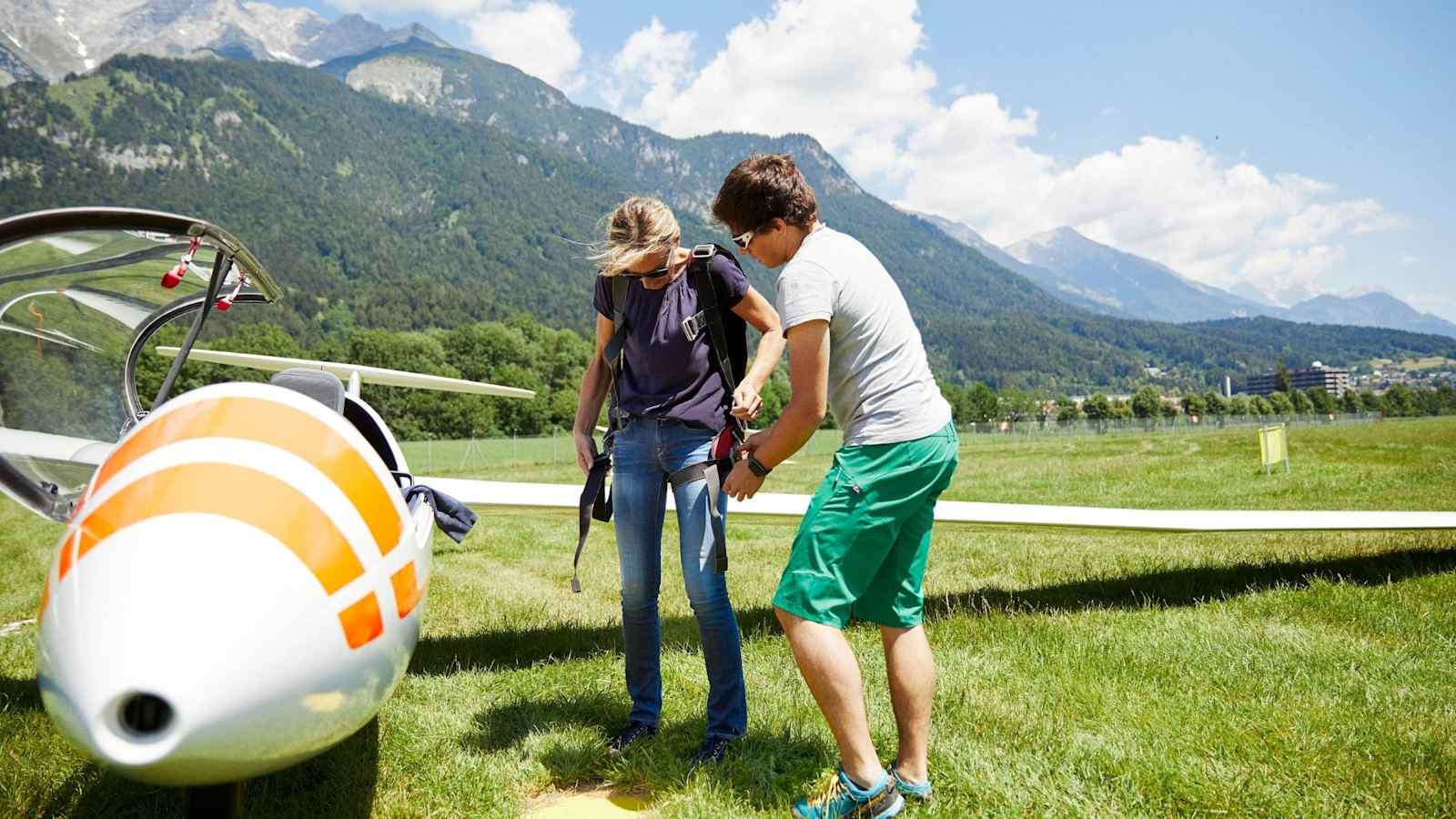 Das Flugzeug und die zwei Passagiere beim Anliegen des Fallschirms