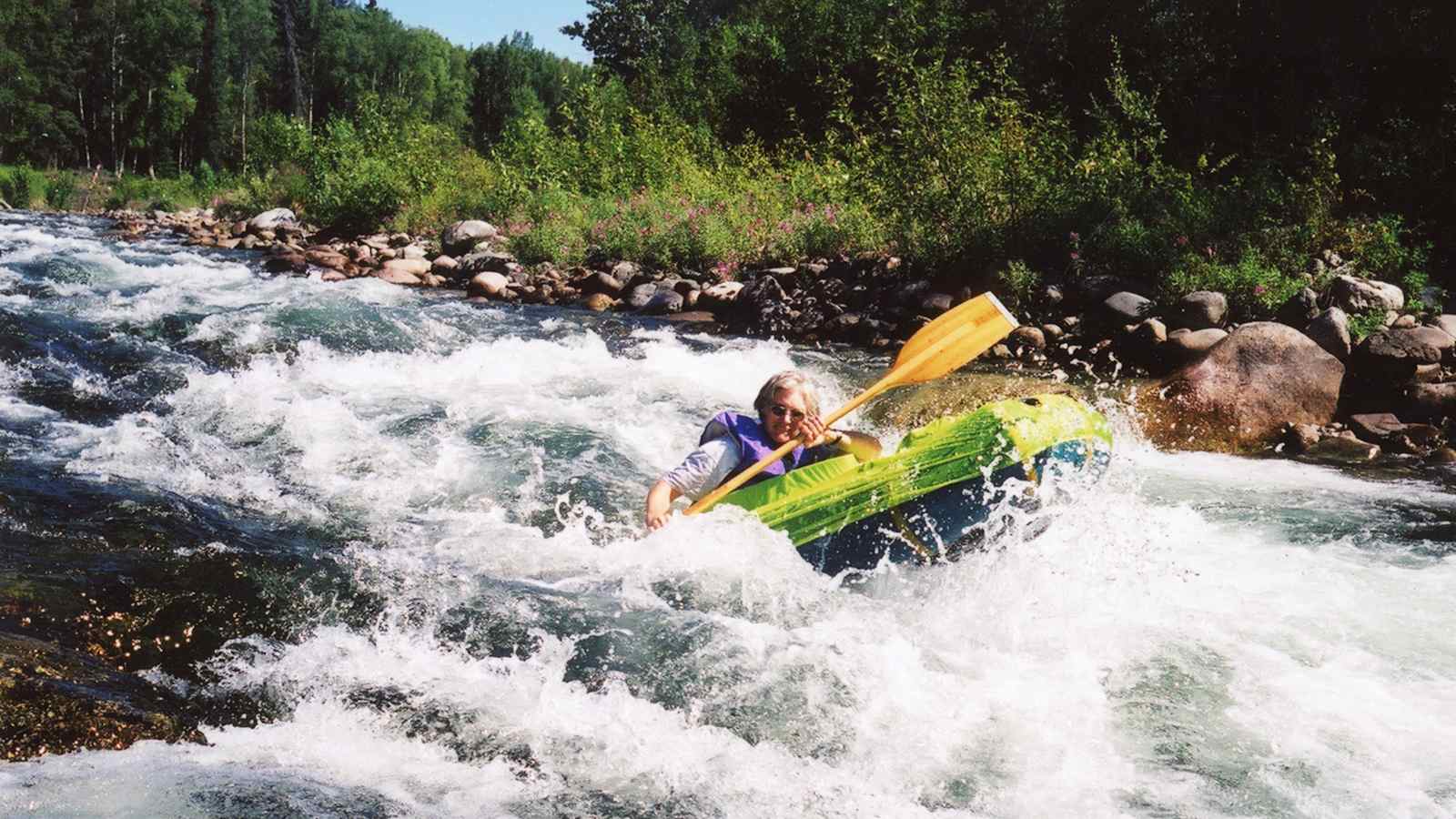 Sheri Tingey auf einem von ihr designten Packraft in den Stromschnellen.