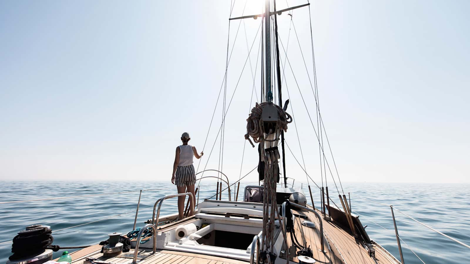 Bergwelten Chefredakteurin Katharina Brunnauer-Lehner auf dem Mittelmeer, auf der Fahrt von Marbella (Spanien) nach Marokko