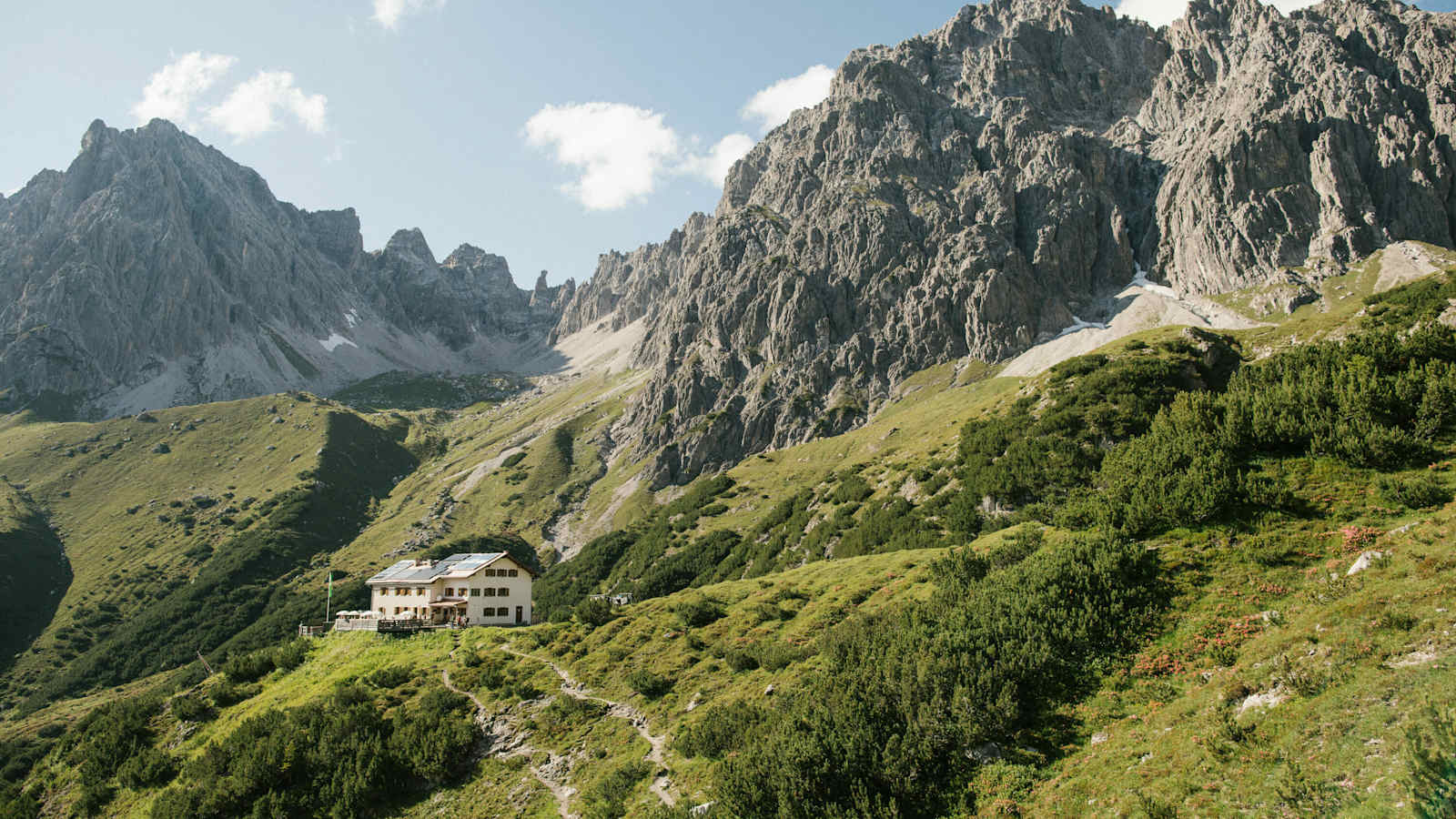 Die Steinseehütte auf 2069m Seehöhe in den Lechtaler Alpen