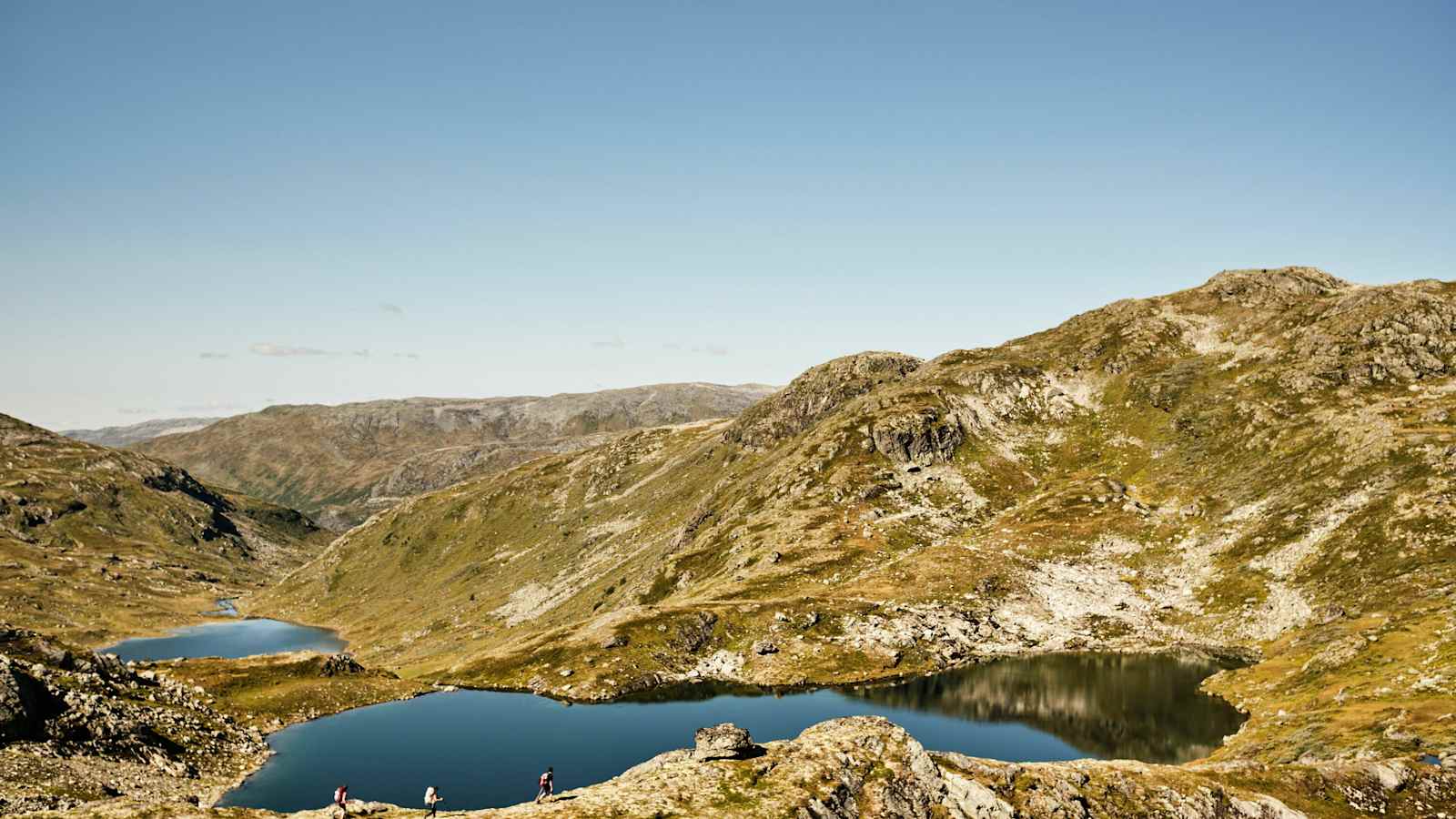 Der Weg durch das Sauafjellet-Hochland führt immer wieder an malerischen Seen vorbei