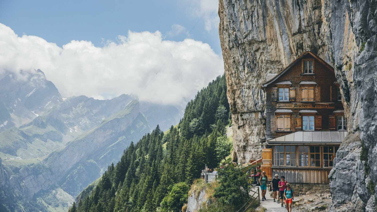 Das Aescher Wildkirchli in den Appenzeller Alpen.