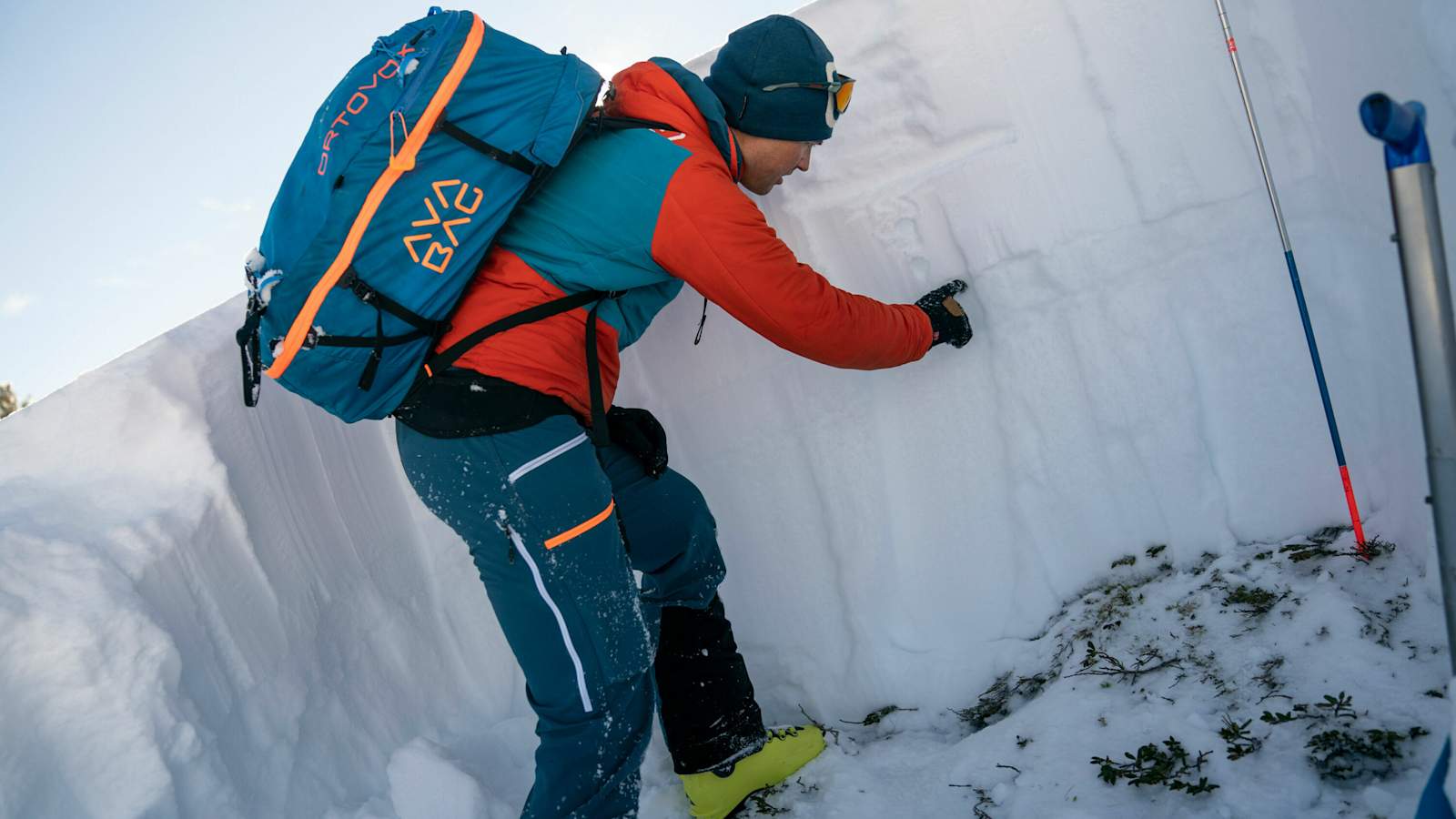 Im Querschnitt lassen sich die einzelnen Schneeschichten gut erkennen