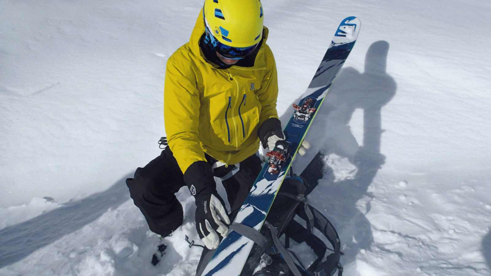 Seitliche Befestigung: Anbringen der Skier am Tourenrucksack