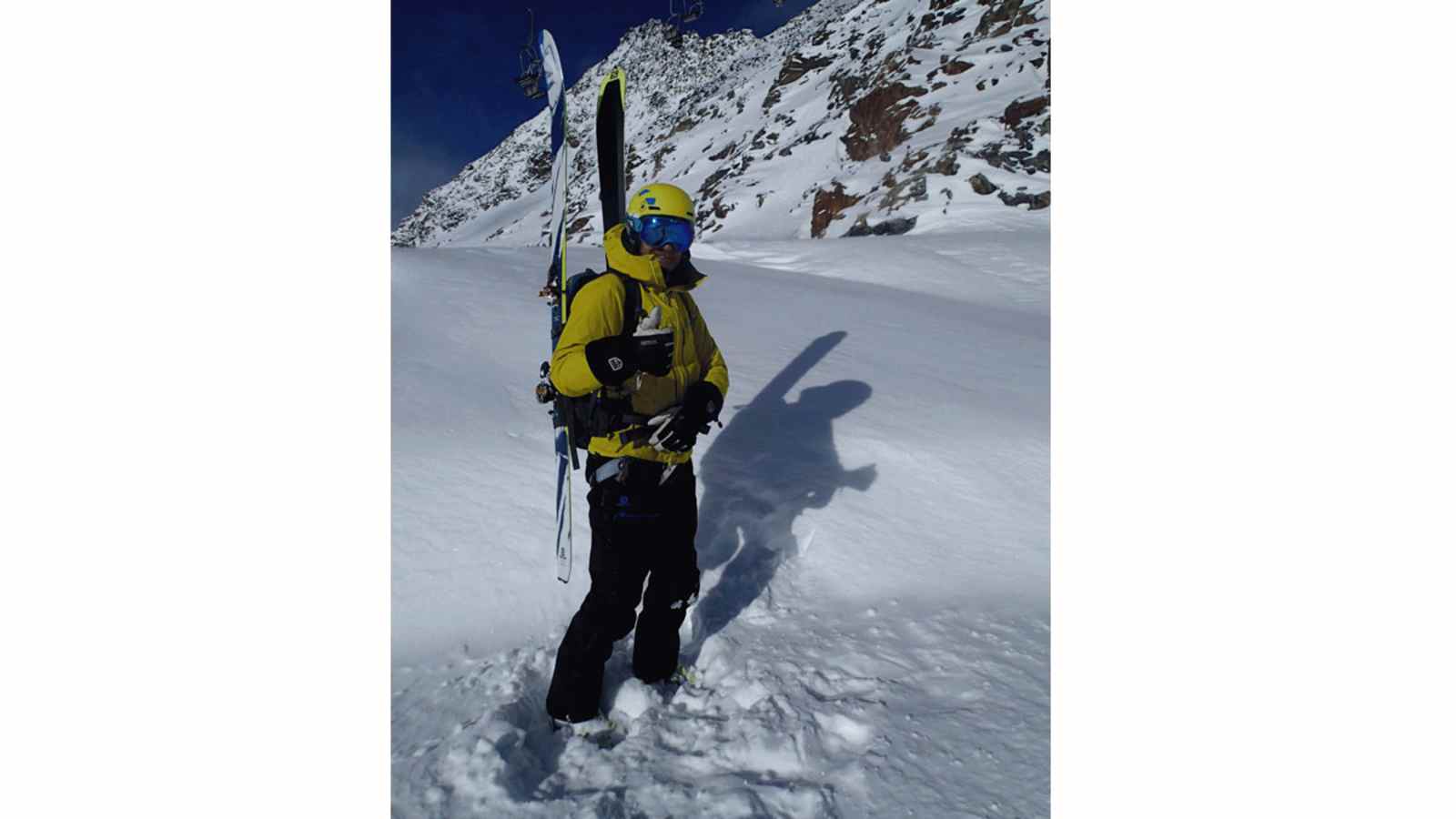 Seitliche Befestigung der Skier an einem Tourenrucksack