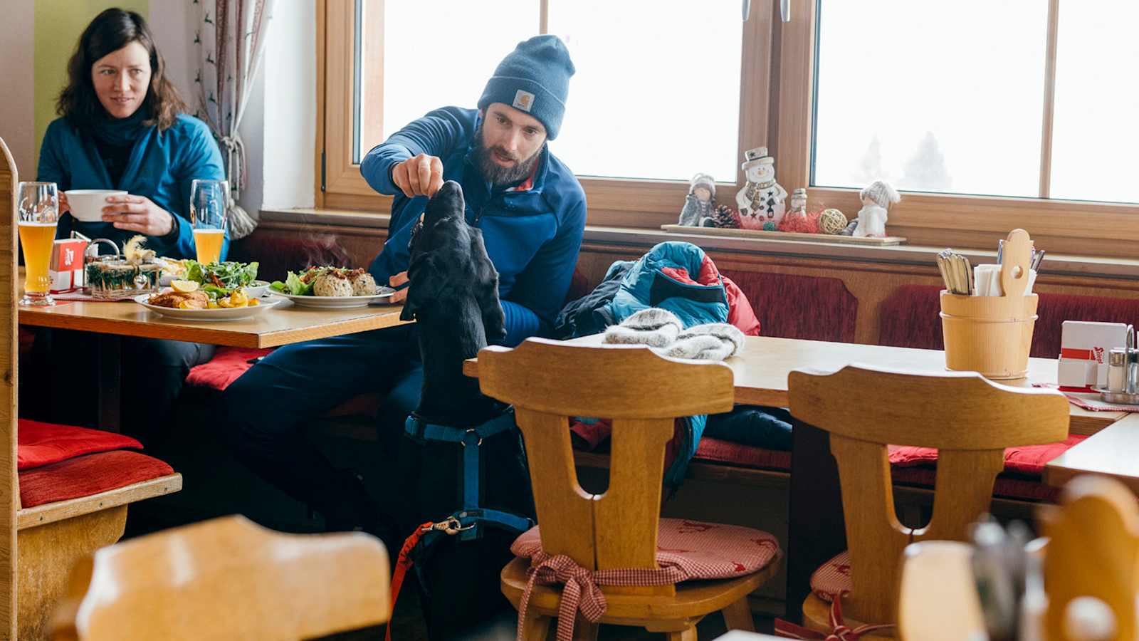 Anna, Matthias und Finn beim Essen im Schönfelder Almstüberl