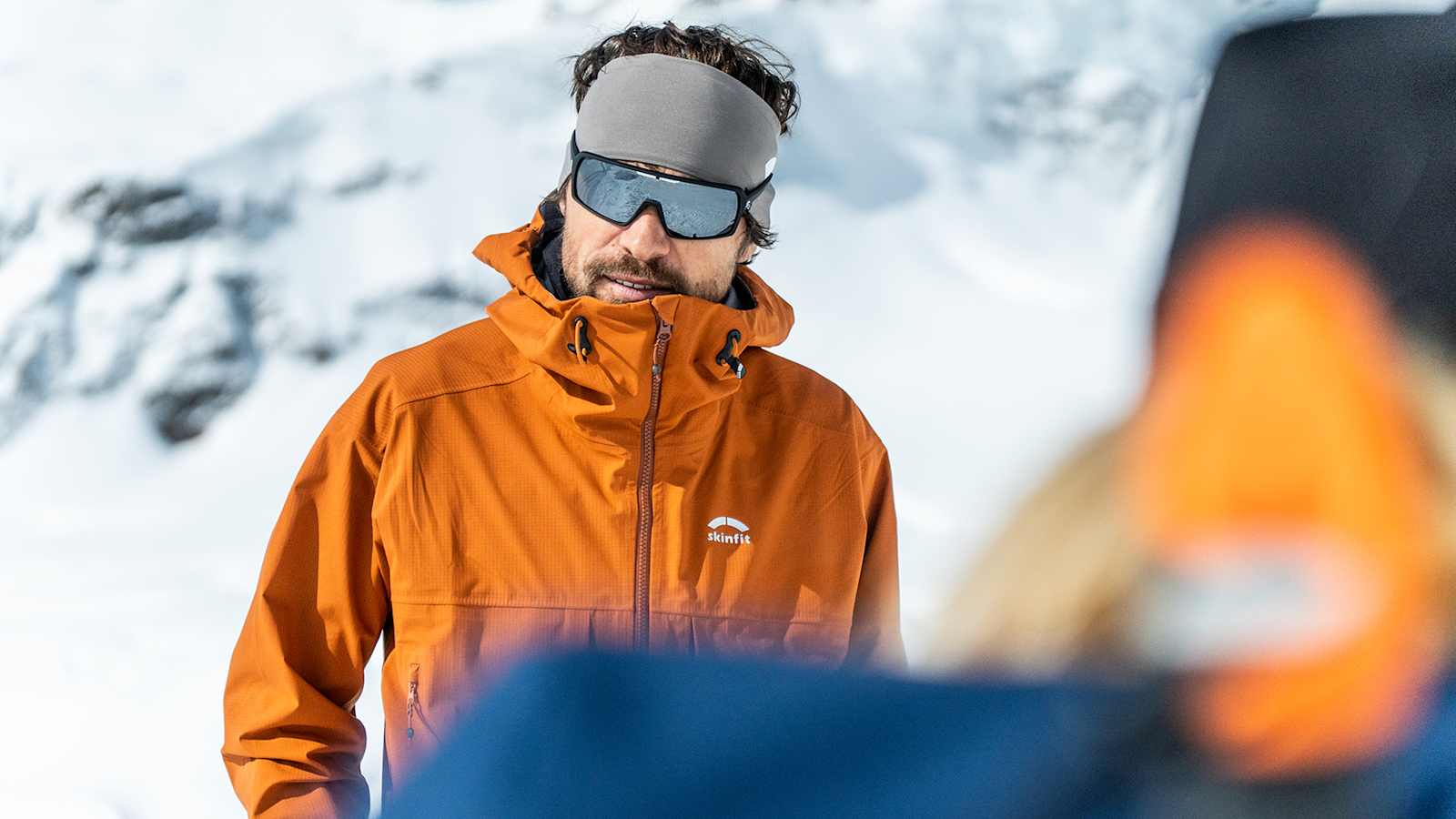 Mann mit skinfit Jacke am Berg bei einer Hochtour