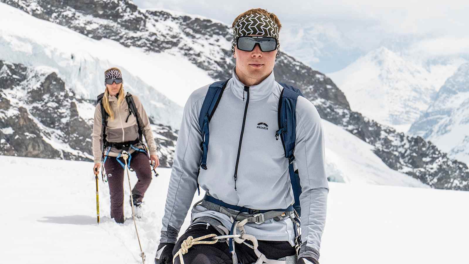 Mann und Frau bei einer Hochtour mit ihrem skinfit Outfit