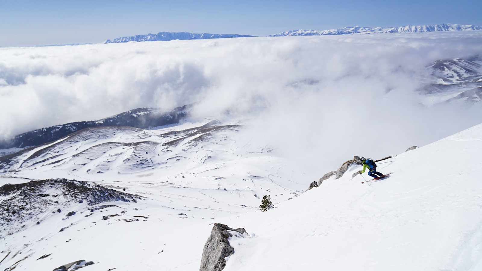 Skitour: Abfahrt auf Firn oberhalb der Nebelgrenze