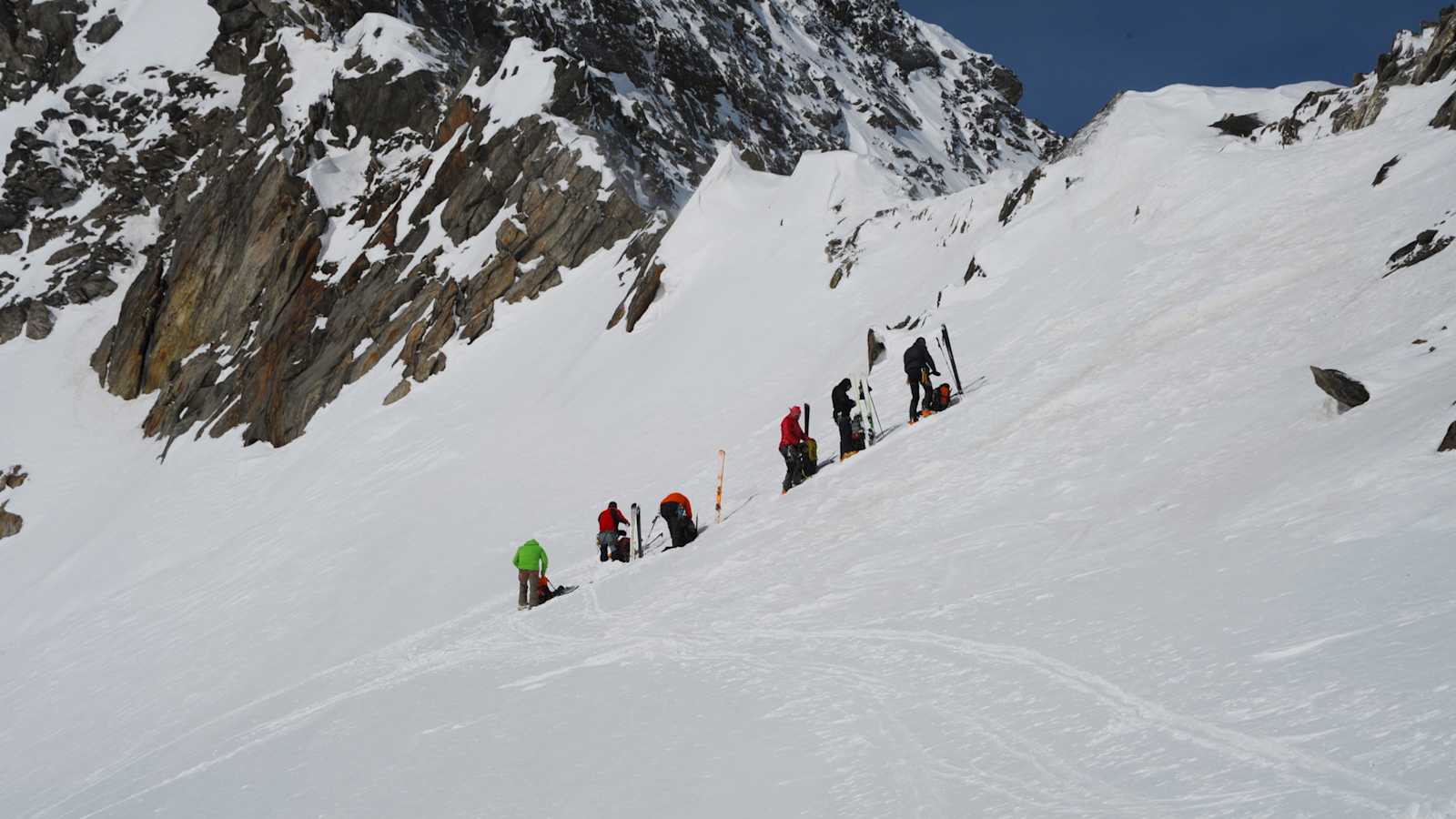 Skitourengeher bei Skidepot im Gelände