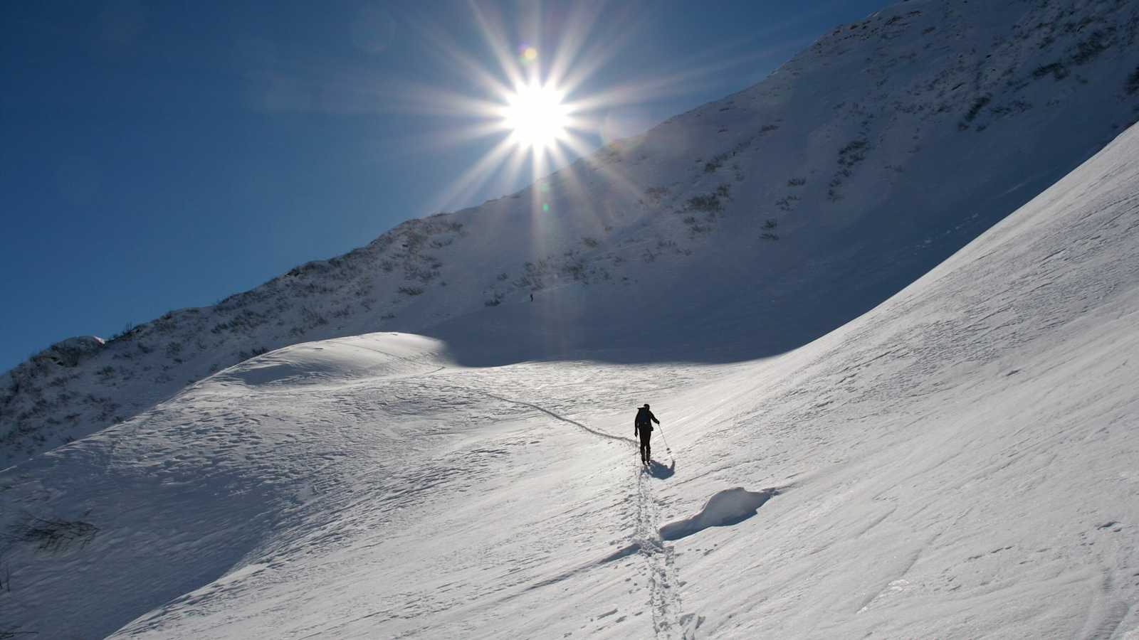 Skitourengeher bei schönem Wetter im Gelände