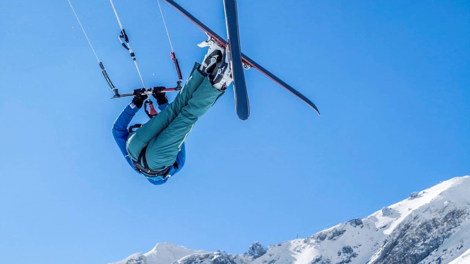 Florian macht einen Trick in der Luft.