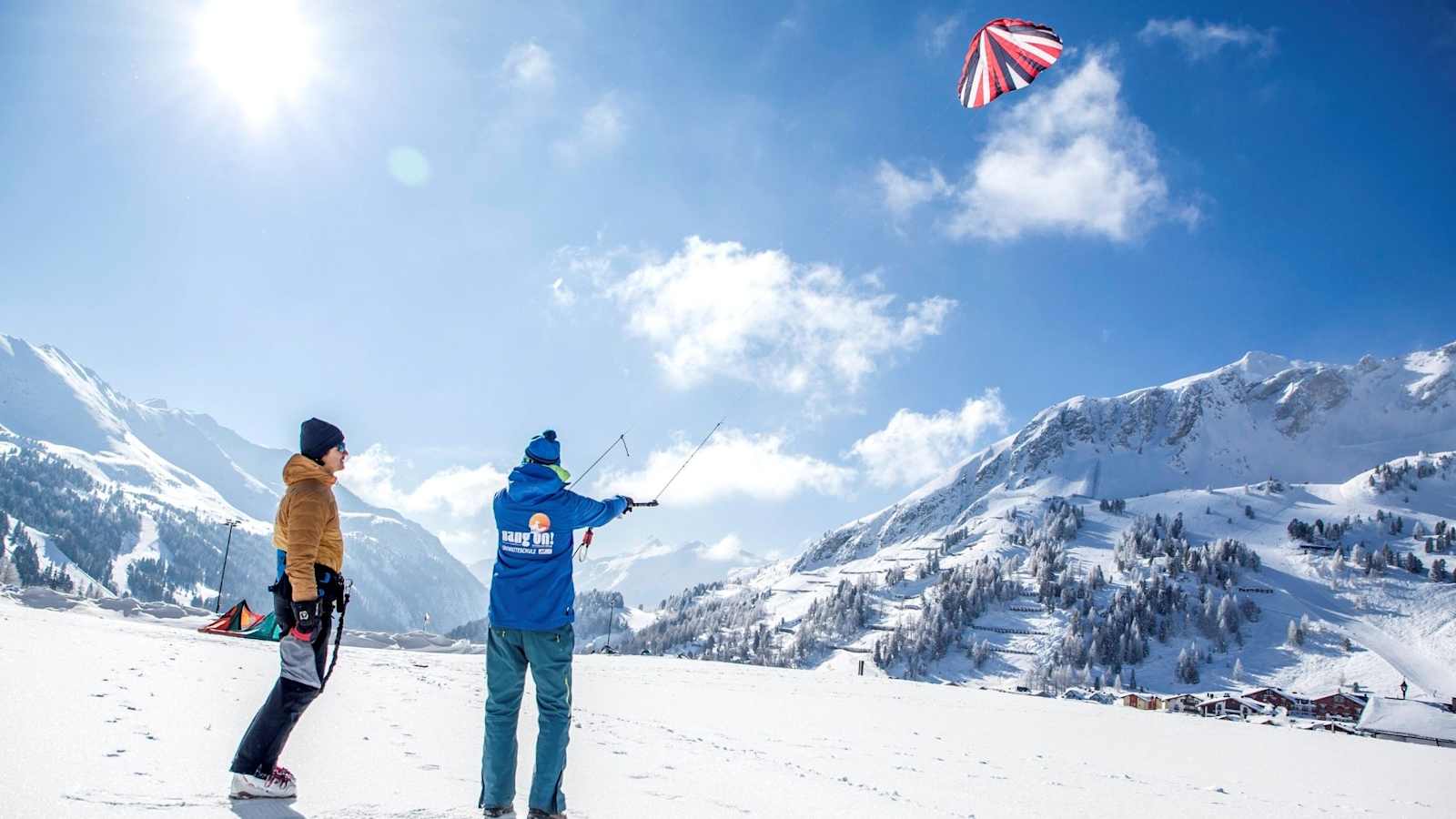 Lernen vom Experten: Kitelehrer Florian Schmaldienst demonstriert, wie man den Kite in der Luft steuert.