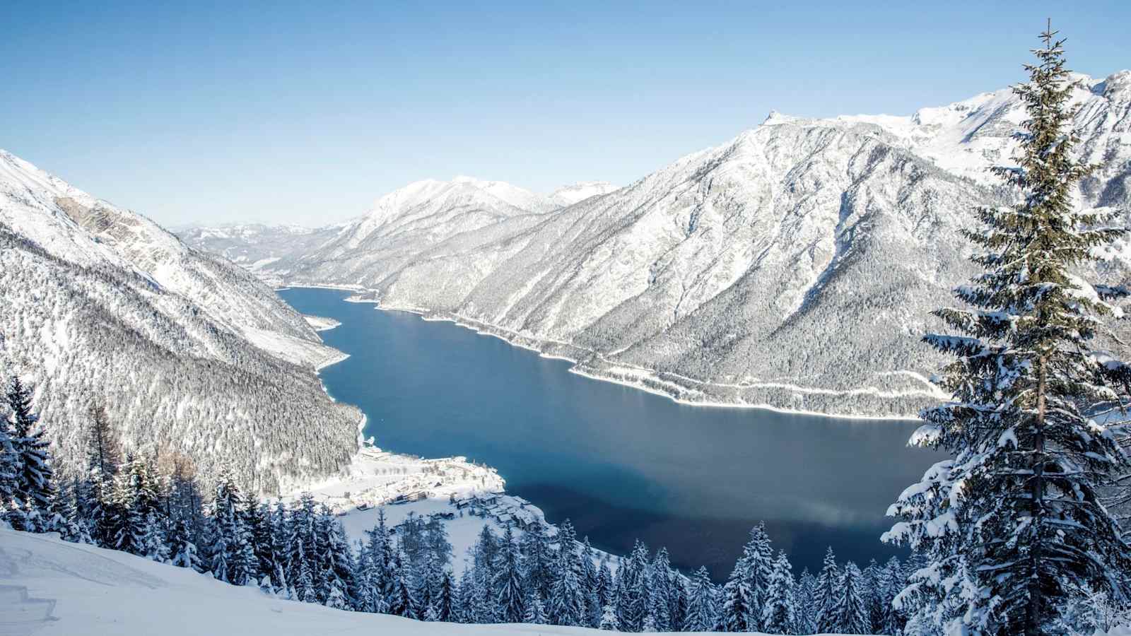 Blick von oben auf den Achensee