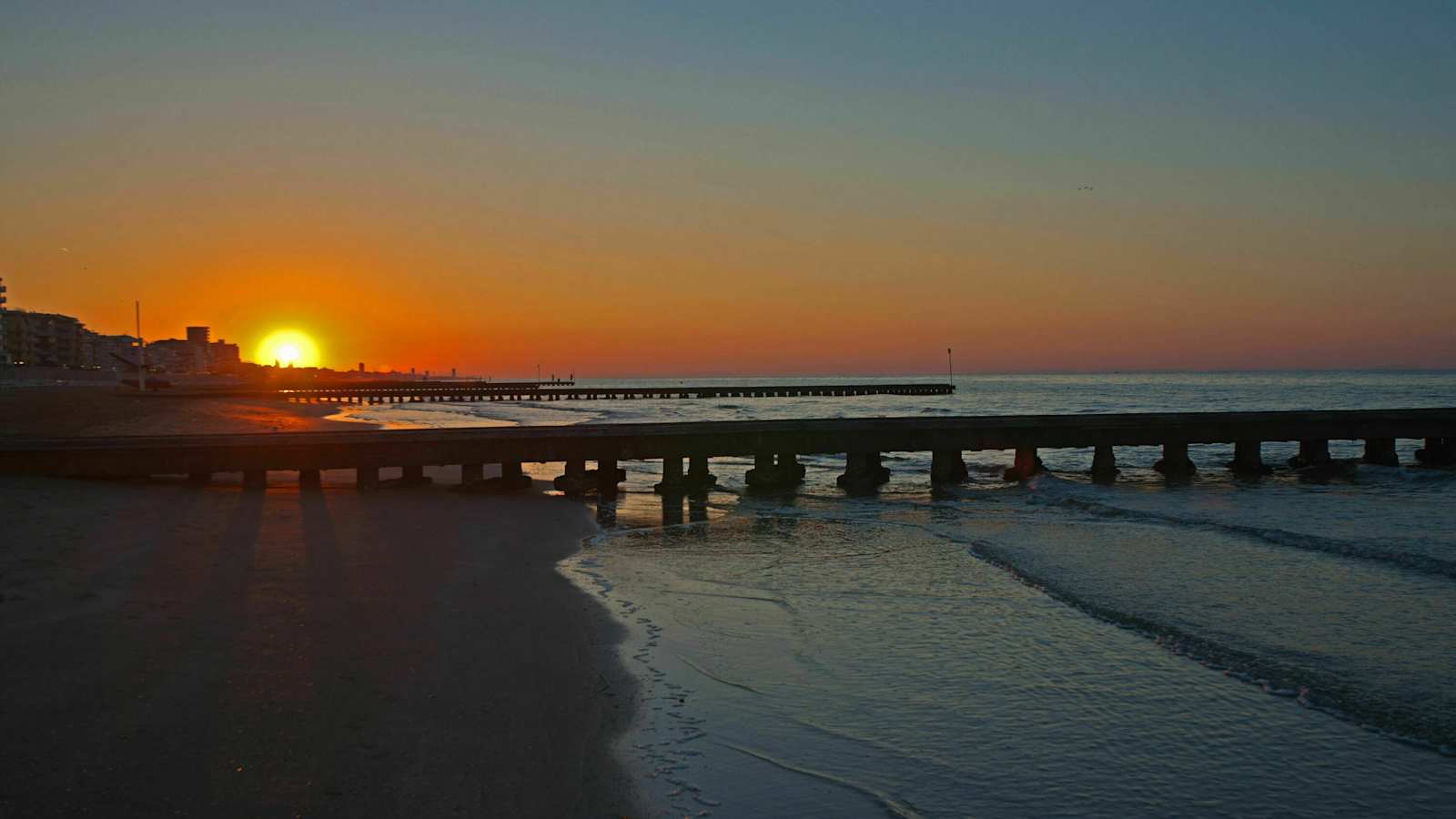 Adria in Italien: Sonnenaufgang am Strand von Jesolo