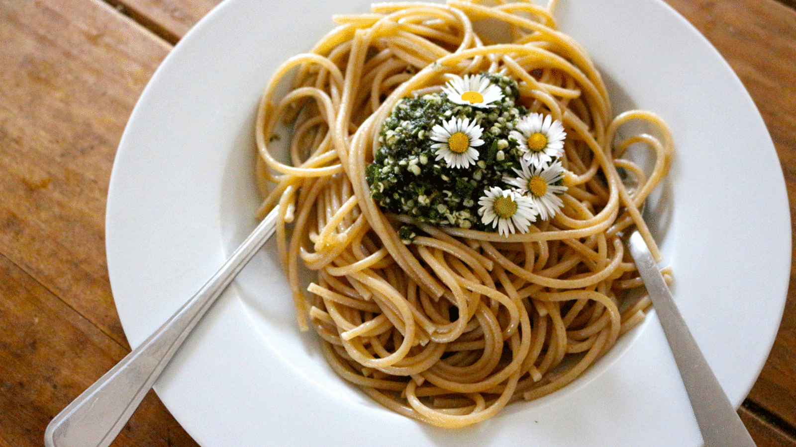 Gänseblümchen-Blüten sind eine vitaminreiche und hübsche Dekoration für viele Speisen