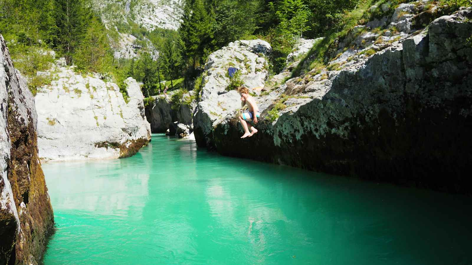 Ein Sprung in die kalte und türkisblaue Soča