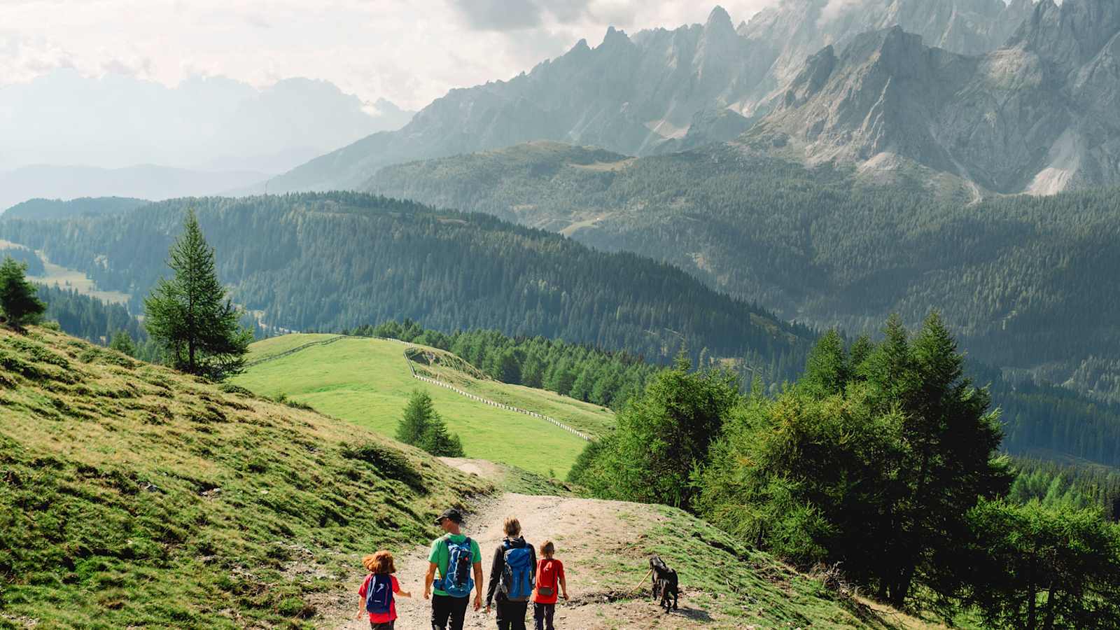 Wanderer auf Tour zum Kreuzberg in Südtirol