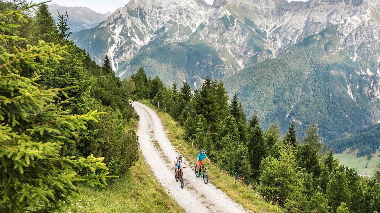 Radfahrer unterwegs auf einem Wiesenweg.