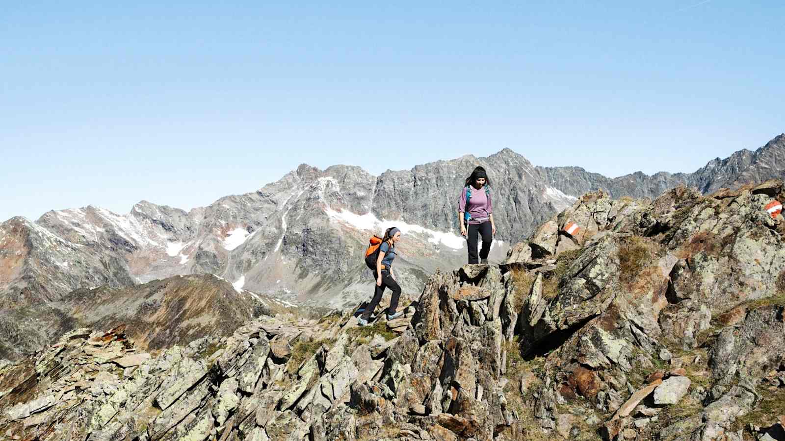 Bergsteiger bezwingen das felsige Gelände.