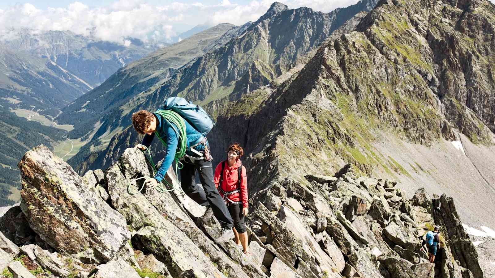 Bergsteiger bezwingen eine schwierige Passage.