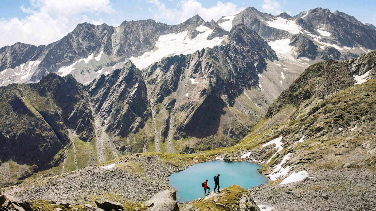 Bergsteiger auf einem Wanderweg.