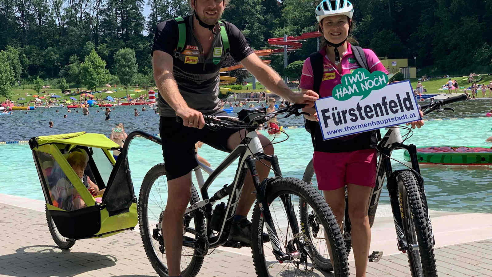 Die Superradler Anna und Florian sind mit Gloria im Anhänger unterwegs.