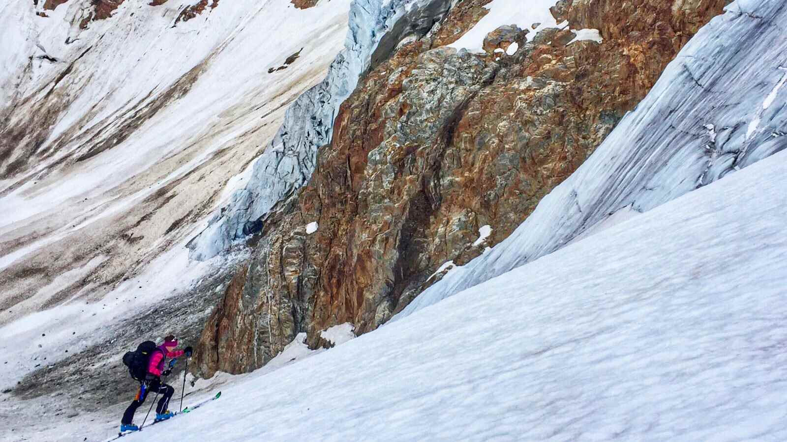 Skitourengeher am Sustenhorn in den Urner Alpen in Bern