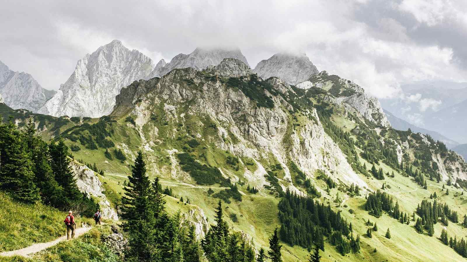 Berglandschaft mit Wanderweg