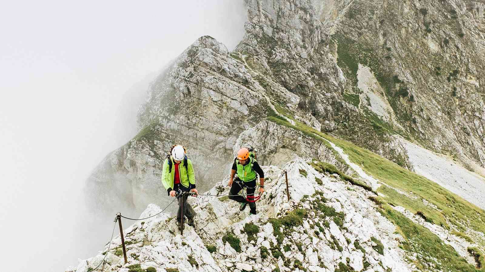 Zwei Wanderer auf einem steilen Wanderweg