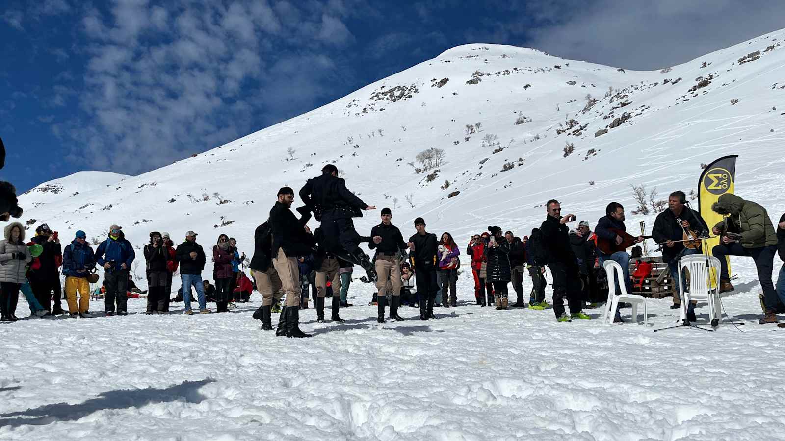 Griechische Volkstanzgruppe bei der Pierra Creta