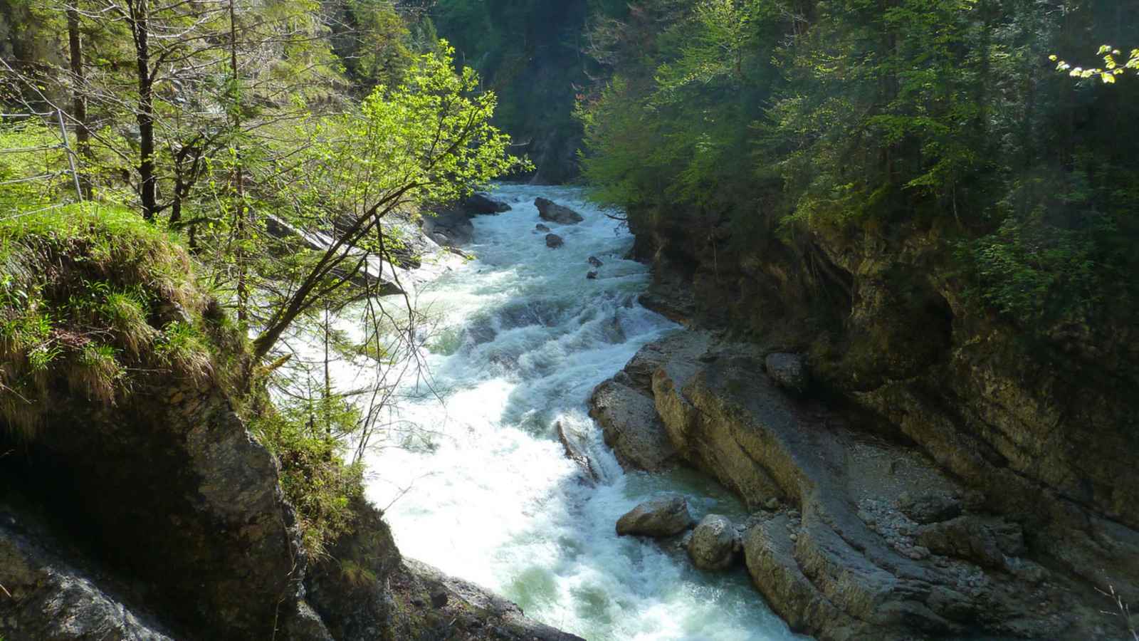 Wandern in der Tiefenbachklamm im Rofangebirge in Tirol