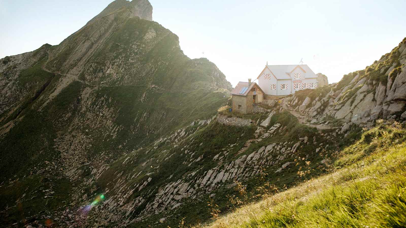 Das Berggasthaus und das Bergpanorama.