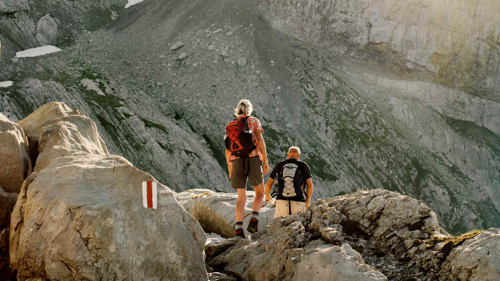 Zwei Wanderer beim Aufstieg.