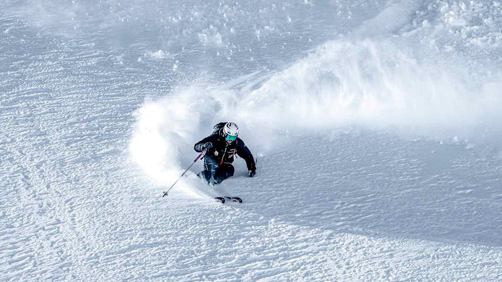 Der Freeride-Guide Andi Lindner zieht frische Schwünge in den Powderschnee.