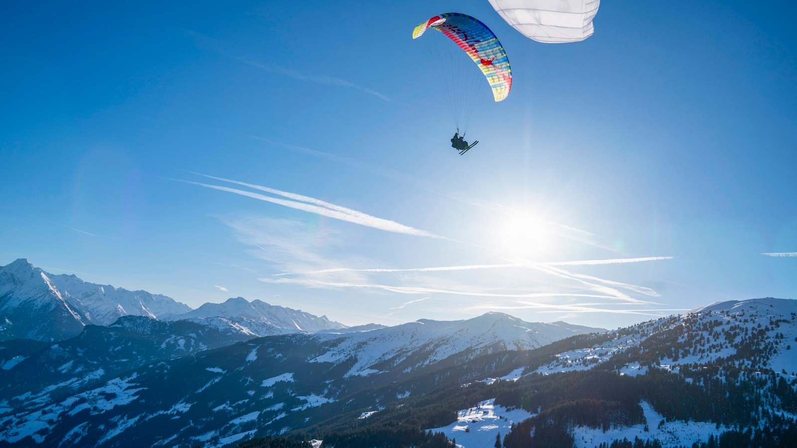 Ein Paragleiter genießt die Ruhe und den märchenhaften Ausblick.