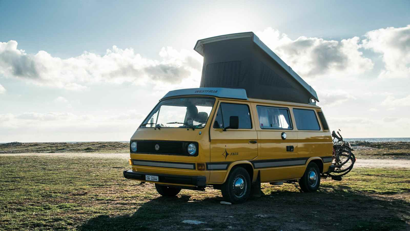 Campervans mit einem Aufstelldach sind nicht nur praktisch, sondern machen auch optisch eine gute Figur