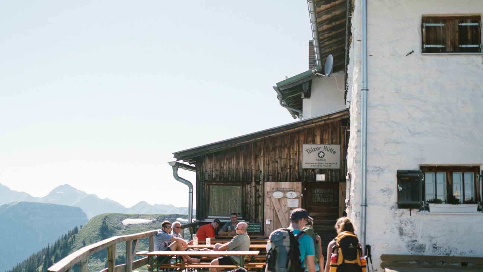 Die Sonnenterasse auf der Tölzer Hütte.