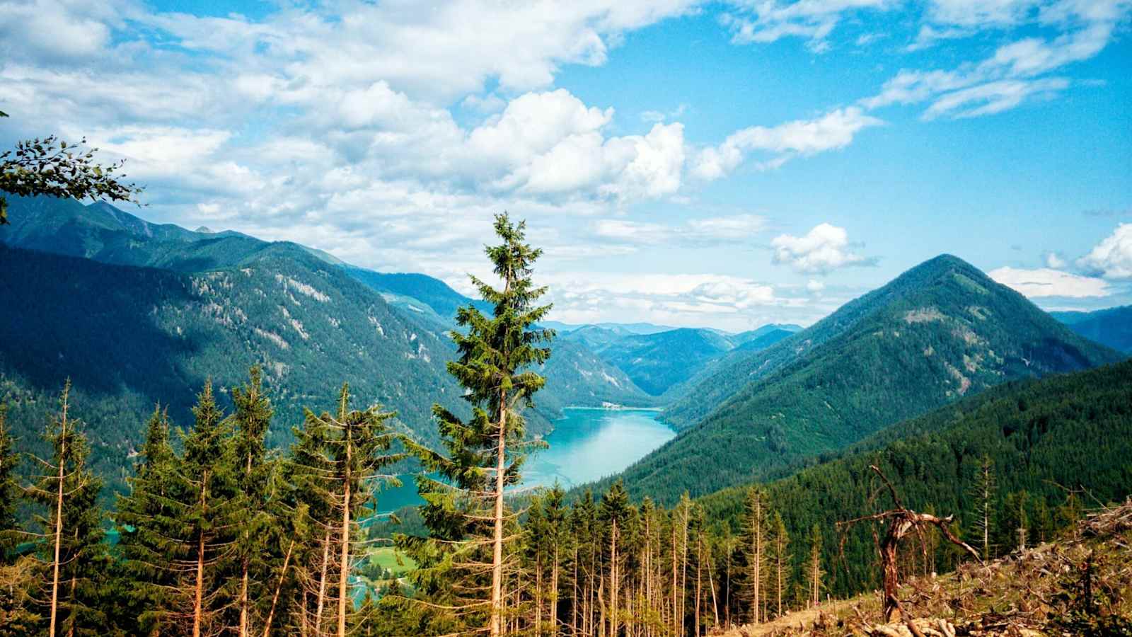 Der türkisblaue Weissensee am Fuße der Gailtaler Alpen