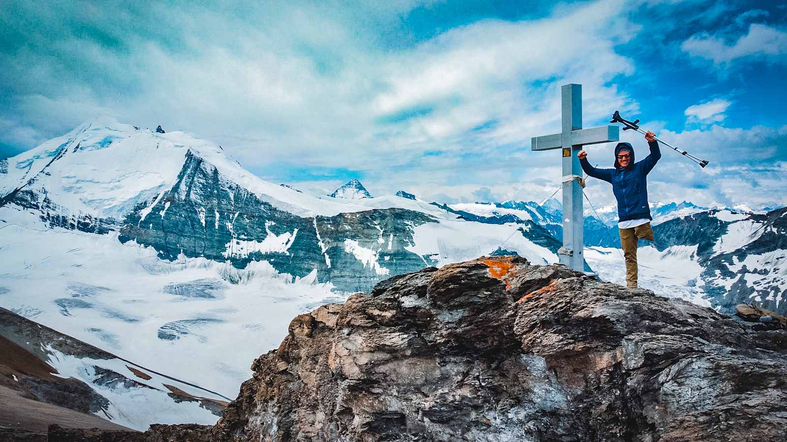 Tom Belz auf dem Gipfel des Äusseren Barrhorns (3.610 m) in den Walliser Alpen