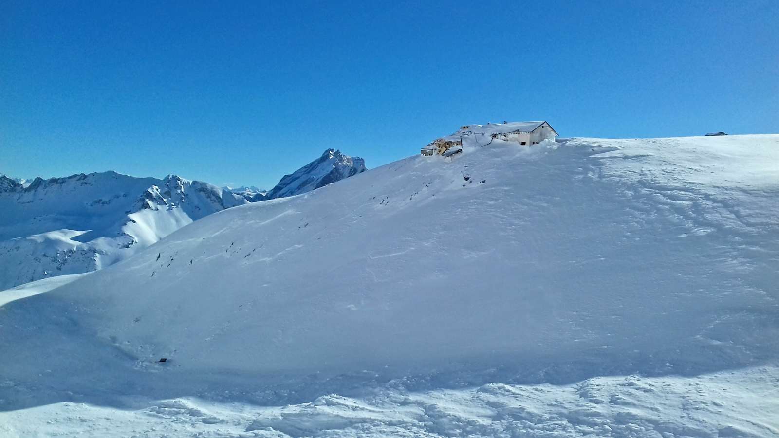 Erst nach der Schneeschmelze konnte der Schaden an der Hütte wirklich geschätzt werden.