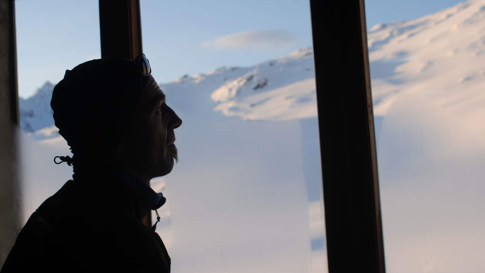 Abendlicher Blick aus dem Fenster der Hütte