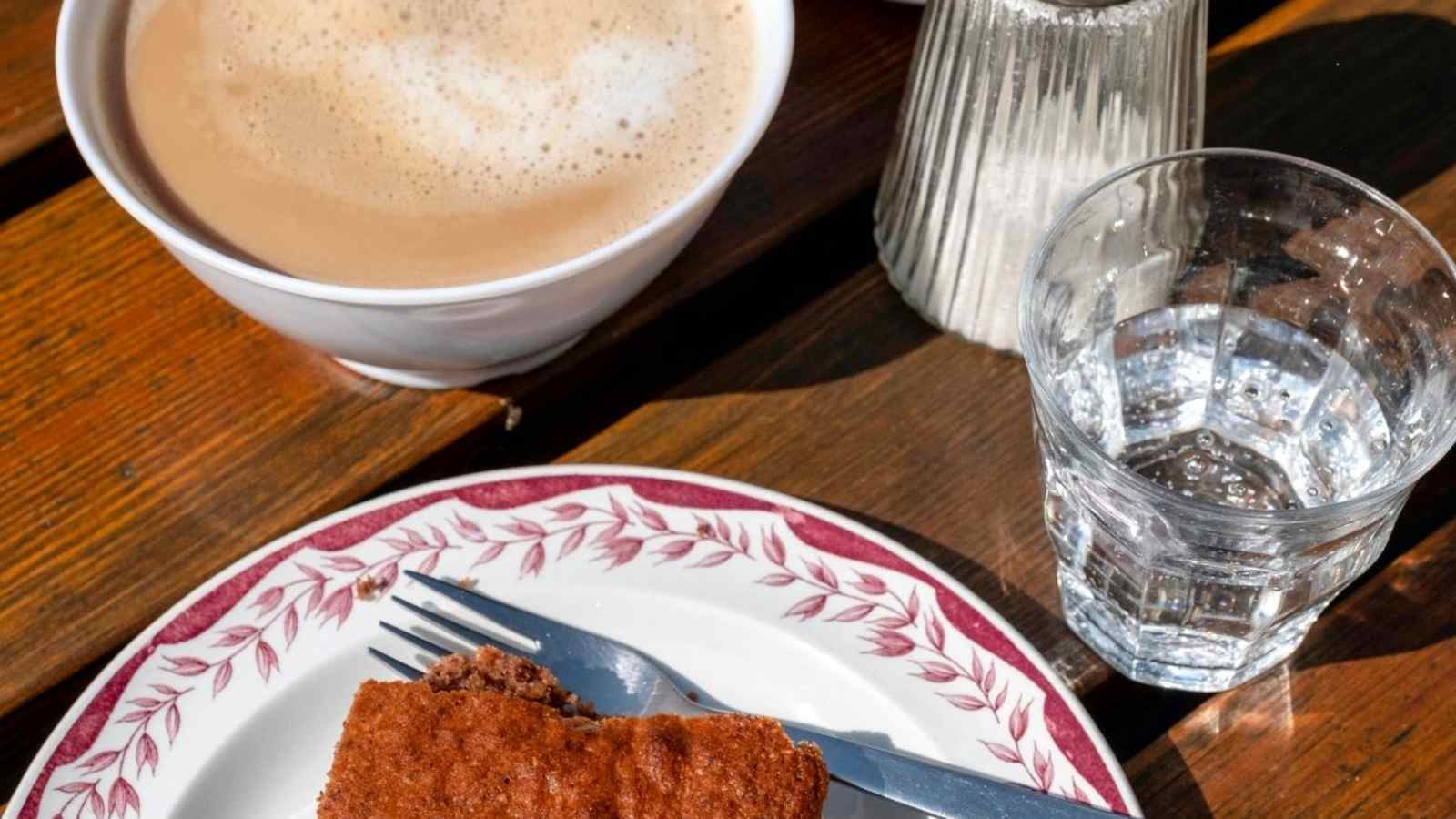 Auf der Hütte gibt es selbstgemachten Kuchen und frischen Kaffee.