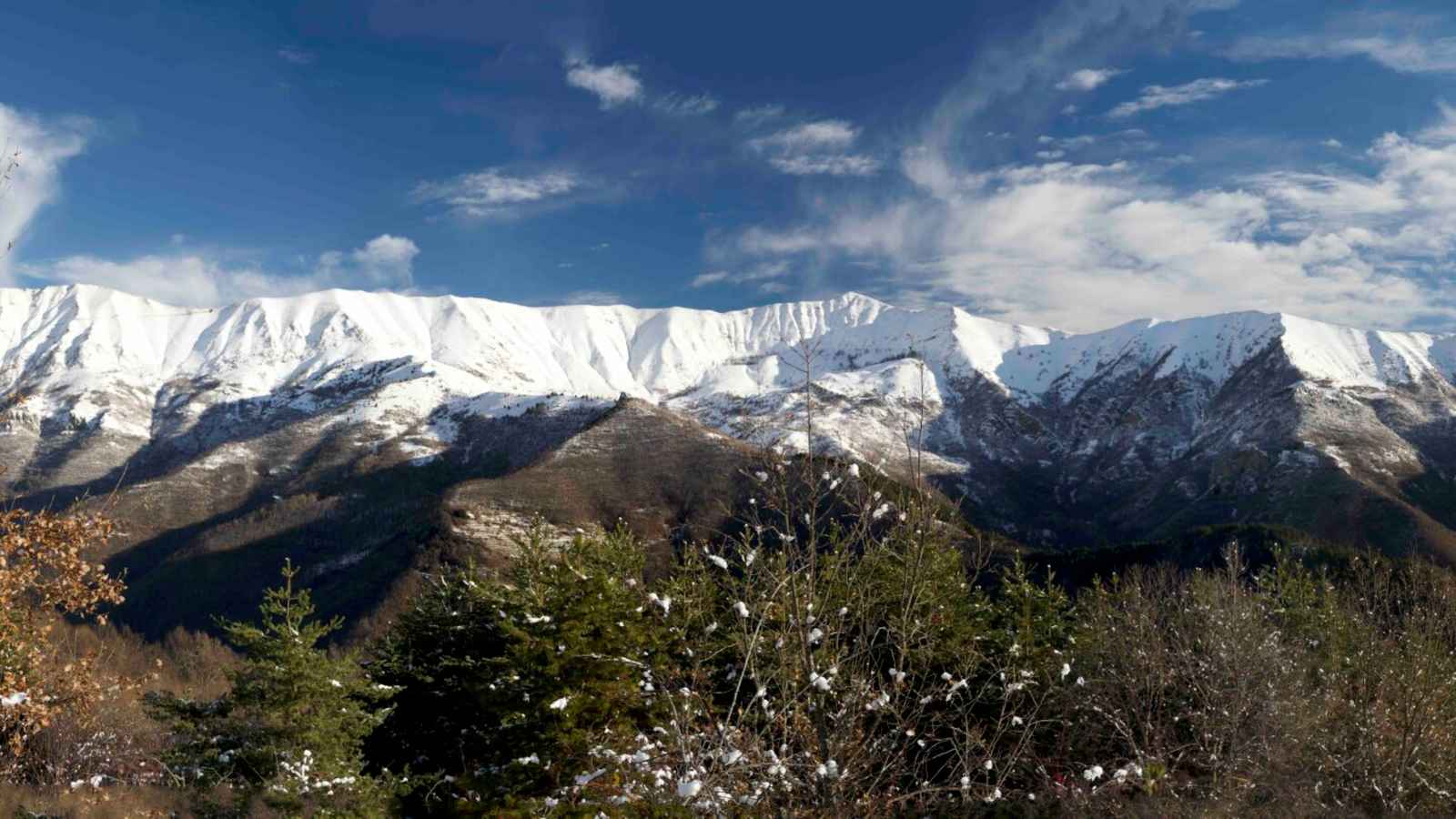 Im Winter reflektieren die verschneiten Ligurischen Alpen das Sonnenlicht.