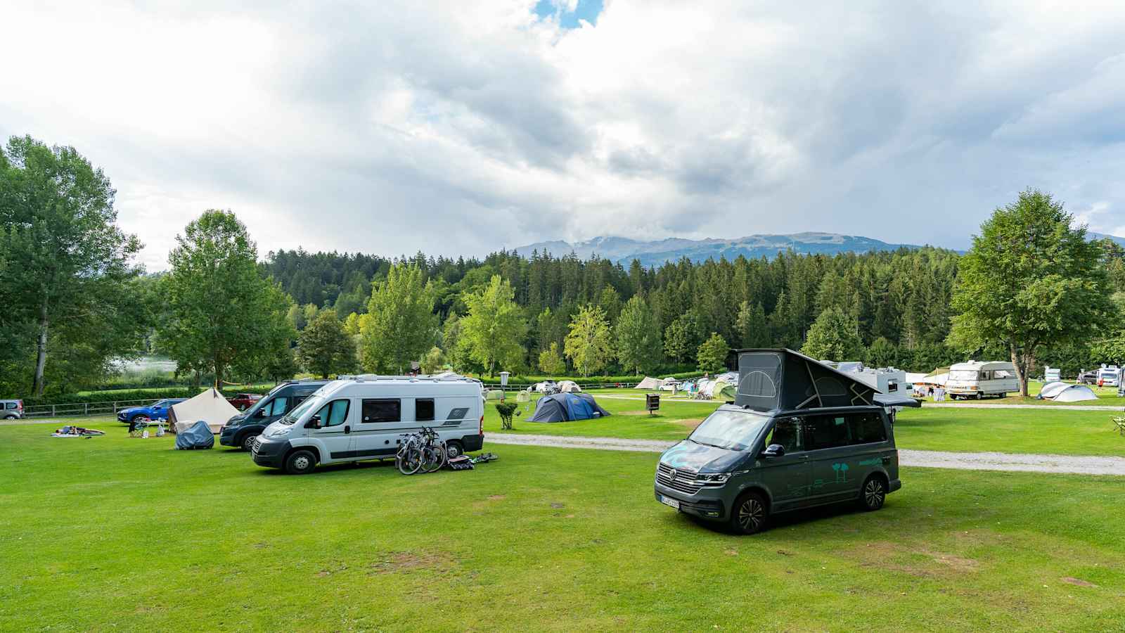 Van von Roadsurfer am Camping Seewiese