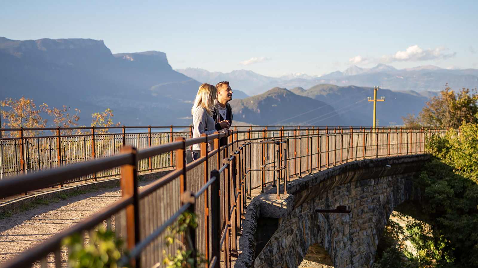 Über Stock und Stein, Brücken und Berge: Der Schwarz-Weiß-Weg überzeugt mit seiner Vielfalt an Routen und Schwierigkeitslevel.