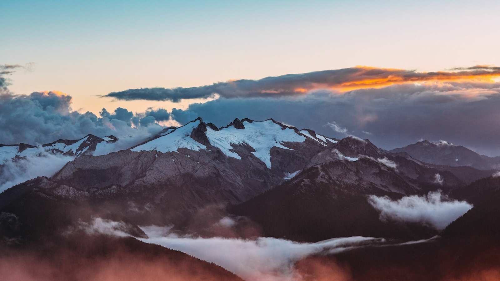 Herbstliche Sonnenuntergangsstimmung in den Bergen von Montana, USA