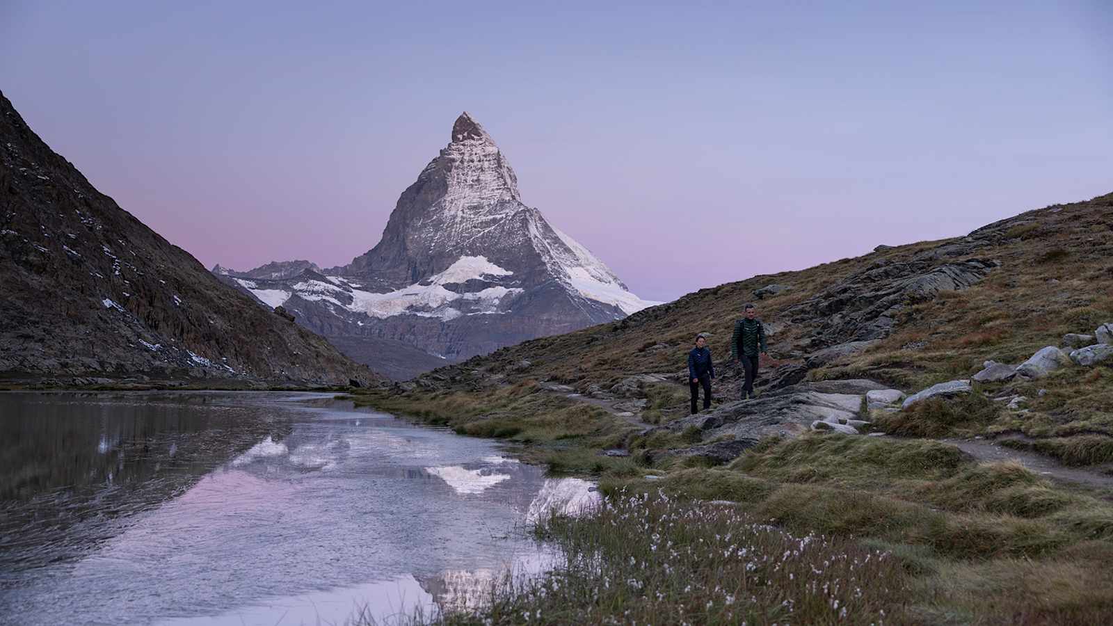 Das Matterhorn im morgendlichen Schimmer, kurz vor dem Sonnenaufgang.